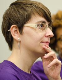 Renata's picture, a white woman profile. She touches her chin with her left hand fingertips