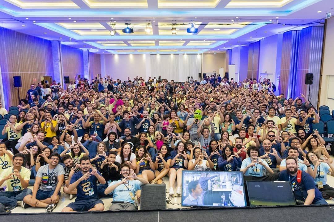 PythonBrasil official photo, with hundreds of people sitting in the keynote room