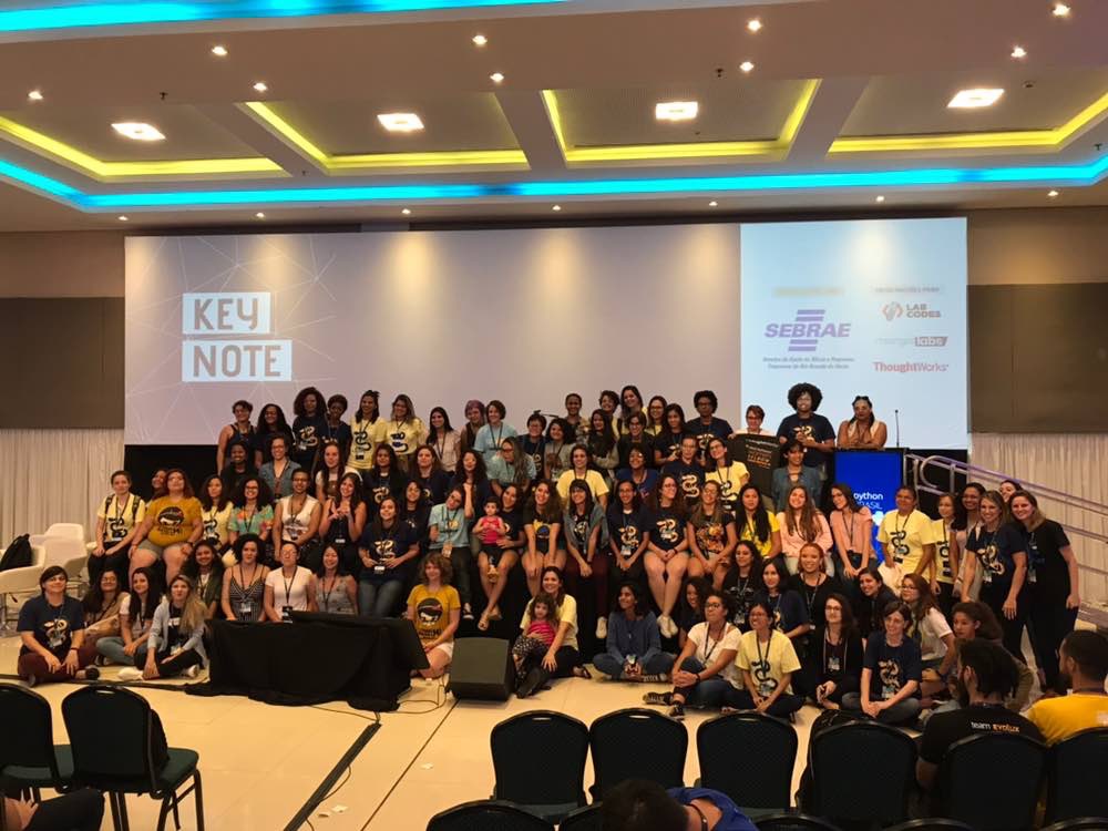 picture of the women at PythonBrasil, about hundred, in front and up the stage